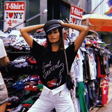 La camiseta "Smoking" de Saint Laurent de Gizele Oliveira en su cuenta de Instagram @giizeleoliveira