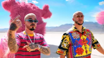 The printed shirt Versace Dj Snake in her video clip Loco Contigo with J. Balvin, Tyga