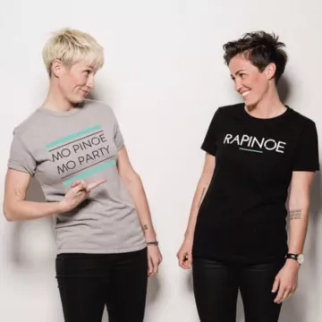 Mo pinoe Camiseta Mo Party en gris usada por Megan Rapinoe en su cuenta de Instagram @mrapinoe
