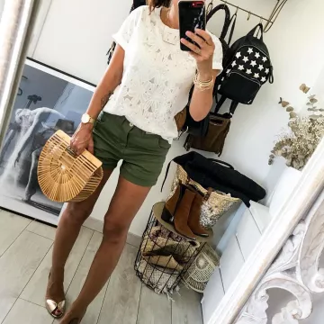 Le short en coton kaki porté par Pamela Lemay sur son compte Instagram @pamelaedeneva