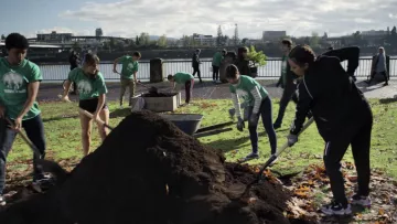 Le pantalon de survêtement Adidas de Moe Truax (Kiana Madeira) dans Trinkets (S01E03)