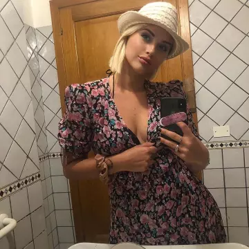 The long Dress with flowers cache the heart of Kelly Vedovelli on the account instagram of @kellyvedovelli