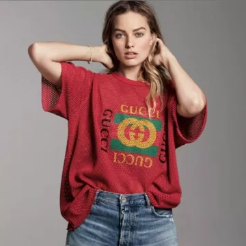 Camiseta de manga corta Gucci Mesh en rojo usada por Margot Robbie en su cuenta de Instagram @margotrobbie