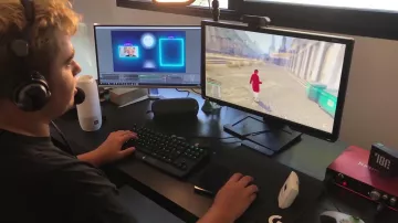 Le clavier de gaming Razer BlackWidow Chroma V2 de Kameto dans la vidéo PLUS JAMAIS GROS EP01 : MES DÉBUTS AVEC COACH MORGAN