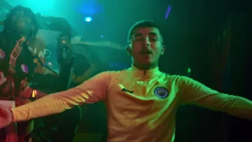 Le maillot jaune Nike de Manchester City de RK dans son clip La Patate feat. Koba LaD