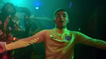 The yellow jersey Nike Manchester City to RK in her video clip La Patate feat. Koba LaD
