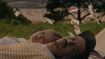 Le t-shirt manches courtes rayé jaune et blanc porté par Bigflo dans Bigflo & Oli - Promesses