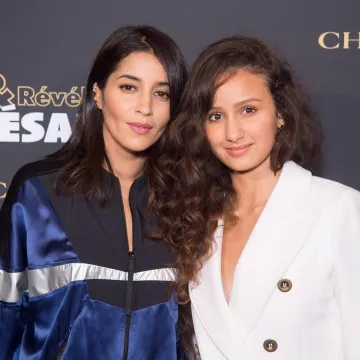 El vestido corto asimétrico que lleva Oulaya Amamra en su cuenta de Instagram @oulayaamamra