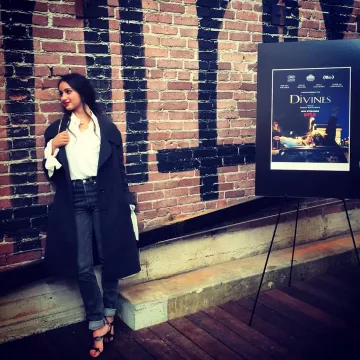 La camisa blanca que lleva Oulaya Amamra en su cuenta de Instagram @oulayaamamra