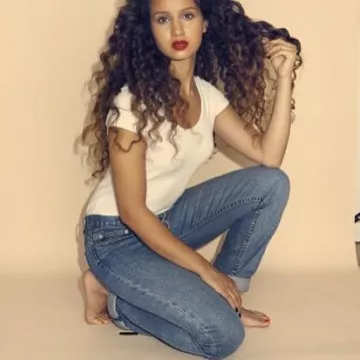 La camiseta blanca que lleva Oulaya Amamra en su cuenta de Instagram @oulayaamamra