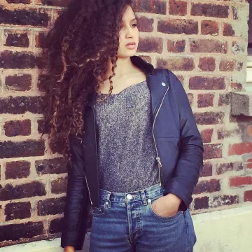 Los jeans usados por Oulaya Amamra en su cuenta de Instagram @oulayaamamra