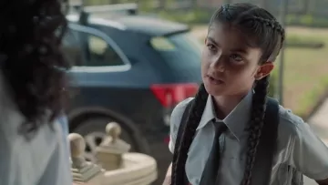 La chemise grise portée par Sameera Anand (Aarna Sharma) dans Typewriter (S01E01)