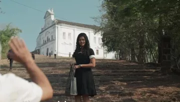 La robe noire à col blanc portée par Jenny Fernandes (Palomi Ghosh) dans Typewriter (S01E01)