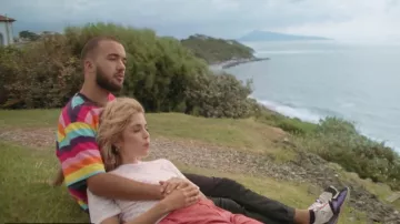 The striped t-shirt multicolor short sleeve carried by Oli in the clip Promises of Bigflo & Oli