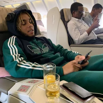 le sweatshirt à capuche Adidas Originals Off Court Trefoil de Zola sur son compte Instagram @binkszola