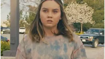 Le top Willa Tee Heart­loom porté par McKenna Brady (Liana Liberato) dans Light as a Feather (S02E02)