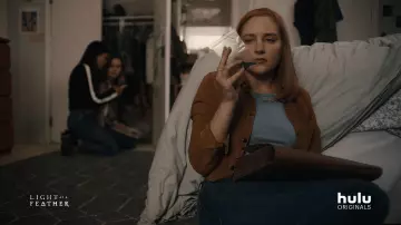 La veste en daim marron portée par McKenna Brady (Liana Liberato) dans Light as a Feather (S02E02)