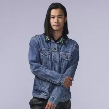 La chaqueta de jean de cuello floral usada por Jordan Rodriguez aka Trey Emory en una foto promocional de Light as a Feather