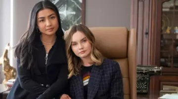 Le pull zig zag porté par McKenna Brady (Liana Liberato) dans Light as a Feather (S02E02)