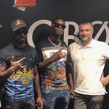 The t-shirt Versace of Ninho account on the Instagram of @planete_rap