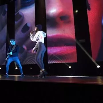 Le sweatshirt adidas en collaboration avec Fiorucci porté par Martina Stoessel pendant son concert au Chili