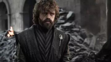 El broche de la mano de la Reina de Tyrion (Peter Dinklage) en la serie thronecast (S08E06)
