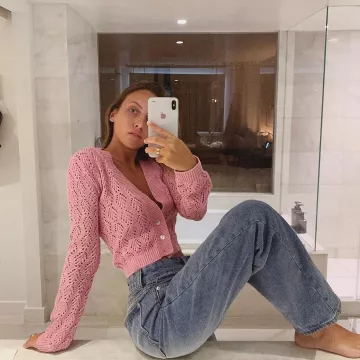 El Cárdigan con grandes botones de detalle de malla rosa de Carla Ginola en la cuenta de instagram de @carla_ginola