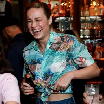La chemise hawaïenne portée par Brie Larson sur le Compte Ins­ta­gram @Cap­tain_­brie_­lar­son