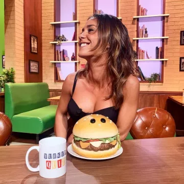 Le mug Burger Quizz utilisé par Alice Belaïdi sur son compte Instagram @belaidialice