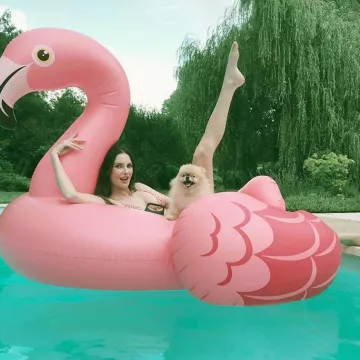 The buoy flamingo pink Frédérique Bel on his account Instagram @frederiquebel_