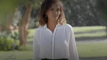The shirt is white satin with black frame Karine Le Marchand in ambition and intimate in the issue of August 12, 2019