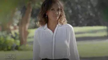 La chemise blanche plumetis avec liseré noir de Karine Le Marchand dans Une ambition intime dans l'émission du 12 août 2019