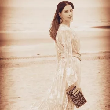 The cover Graf Paris Frédérique Bel on his account Instagram @frederiquebel_