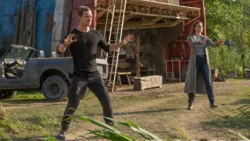 Los pantalones grises que lleva Erik Lehnsherr / Magneto (Michael Fassbender) en X-Men: Dark Phoenix