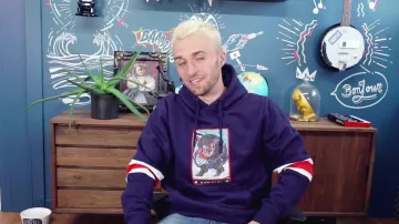 Le sweatshirt violet Kamikiri par Yoko porté par Squeezie dans la vidéo "J'essaie l'origami et c'est l'enfer"