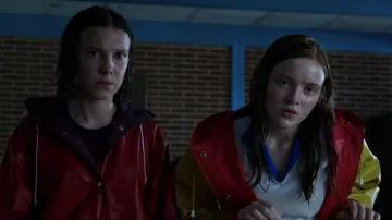 El impermeable amarillo usado por Max Mayfield (Sadie Sink) en Stranger Things (Temporada 03 Episodio 03)