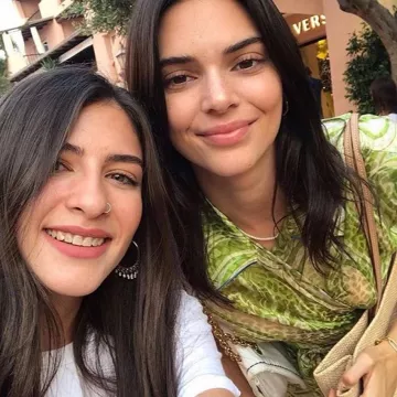 Etro Paisley Chemisier Brodé porté par Kendall Jenner Corse le 27 juillet 2019