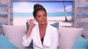 PrettyLittleThing.com Vestido Blazer de botón dorado blanco usado por Maura Higgins en Love Island (Temporada 05 Episodio 51)
