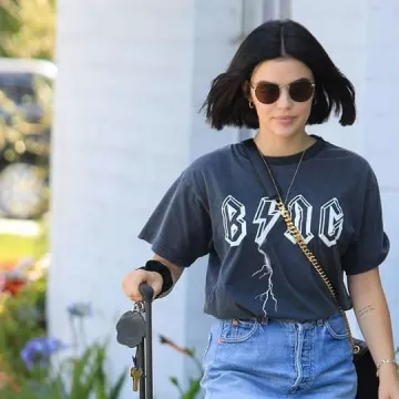 Anine Bing Bolt Tee usada por Lucy Hale Out en Beverly Hills 26 de julio de 2019