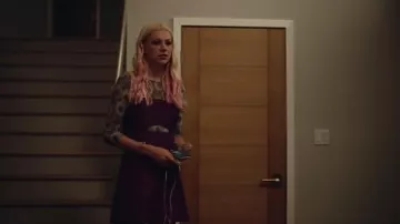 El mini vestido morado usado por Jules Vaughn (Hunter Schafer) en Euphoria (S01E01)
