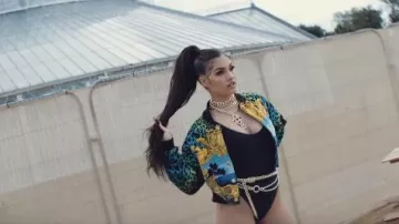 Noir Body porté par Mabel dans son Mauvais Comportement de la musique de la vidéo
