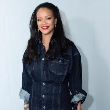 La robe corsetée en denim Fenty portée par Rihanna sur un post Instagram