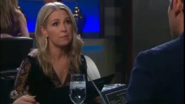 Johnny Was Joanna Bordado Vestido de terciopelo envuelto usado por Melissa Reeves en Days of Our Lives 26 de julio de 2019