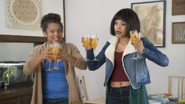 Chase's (Kersey Clemons) denim y piel perfecto en Easy (S01E02)