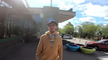 The Wireless headset Sony of Cyril in the YouTube video IT leaves FOR THE NORTH POLE ! The Polar Expedition #1