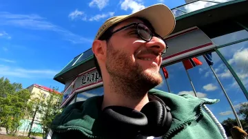 Le casque audio noir sans fil de Amixem dans la vidéo YouTube ON PART POUR LE PÔLE NORD ! L’Expédition Polaire #1