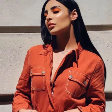 El mono vaquero naranja de Sananas en su cuenta de Instagram @sananas2106