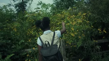 Le sac à dos en cuir vu dans South Side (S01E02)