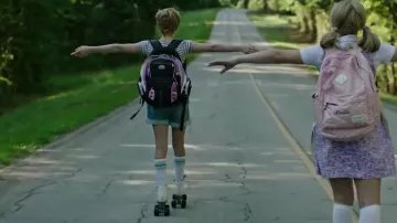 The white socks with green stripes of the young Camille Preaker (Sophia Lillis) in Sharp Objects (S01E01)