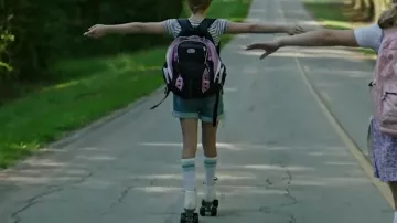 Les patins à roulettes blancs de Camille Preaker (Sophia Lillis) dans Sharp Objects (S01E03)